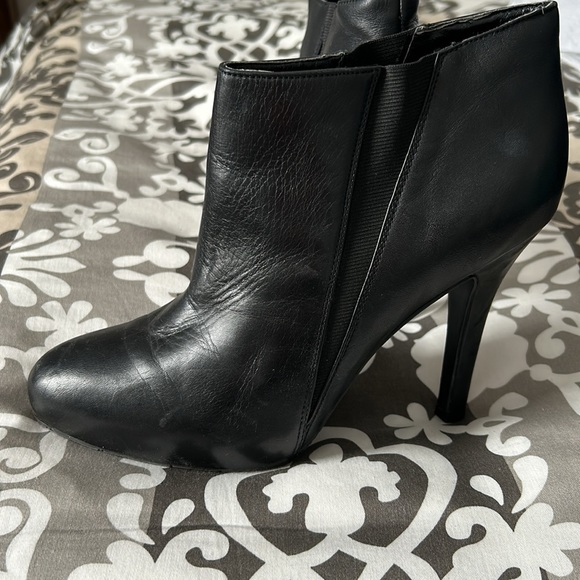 Jessica Simpson Heeled Booties. Size 7. - Picture 5 of 9